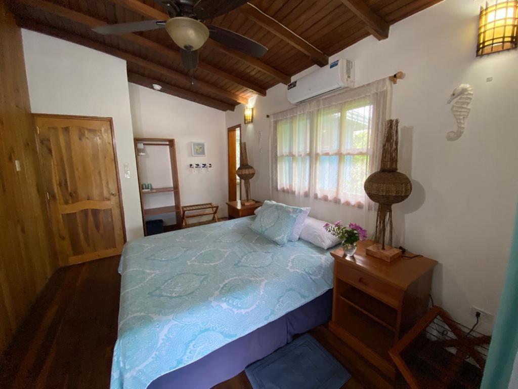 The Isabela Beach House Puerto Villamil Eksteriør billede