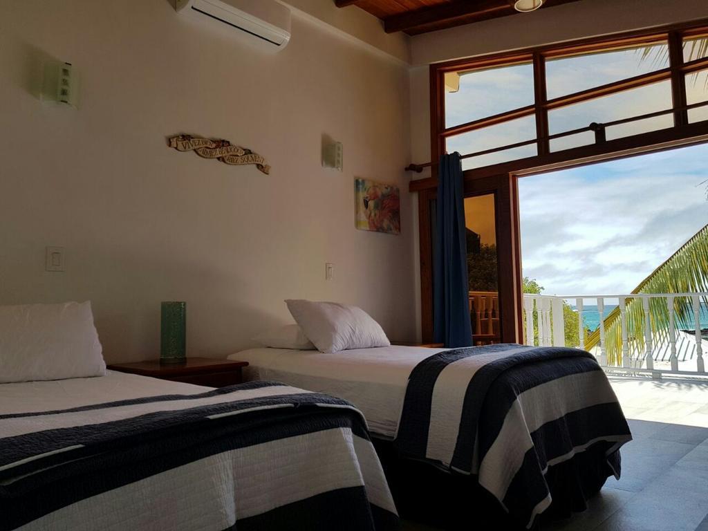 The Isabela Beach House Puerto Villamil Eksteriør billede